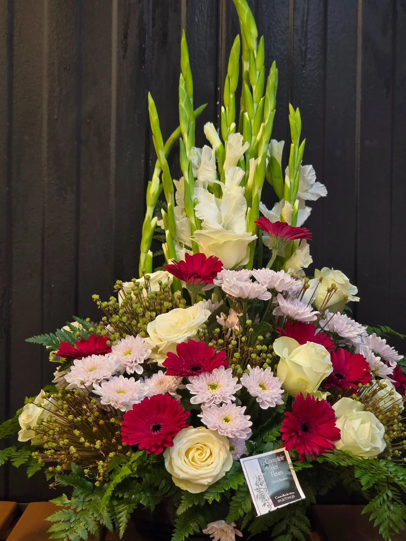 Composition florale blanche et bordeaux