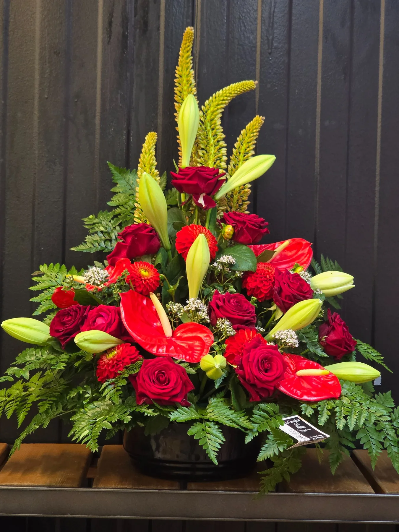 Composition florale rouge de deuil