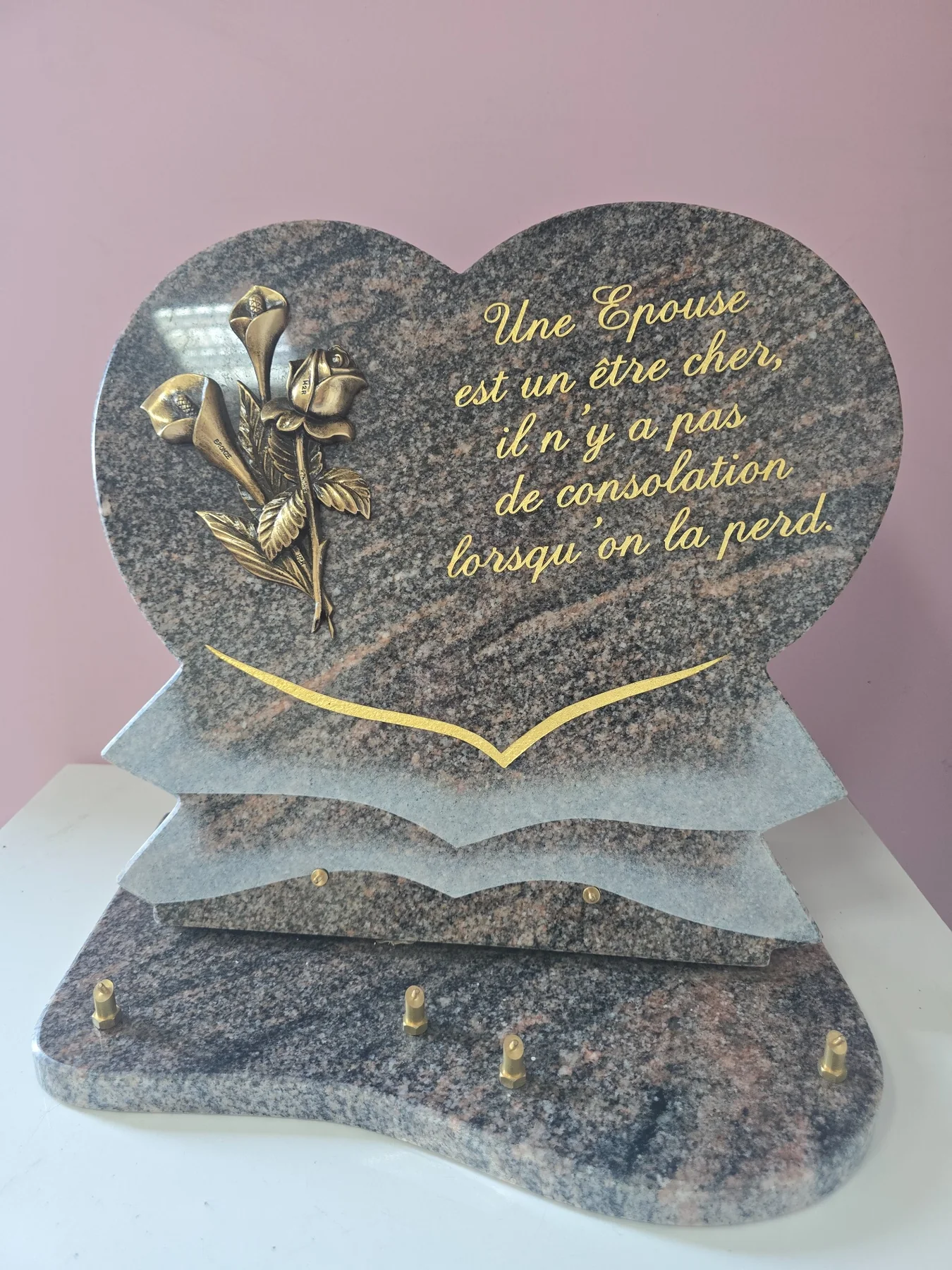 Plaque funéraire en granit en forme de cœur avec roses dorées