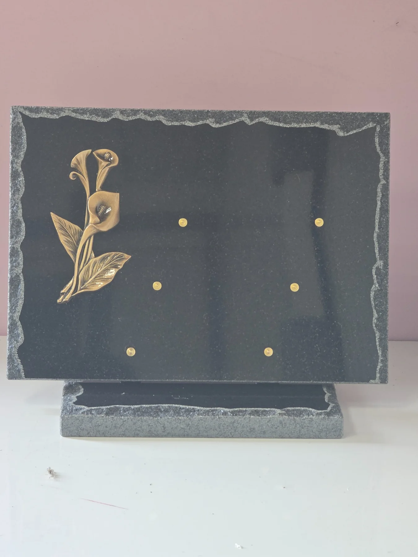 Plaque funéraire rectangulaire en granit avec décor floral doré