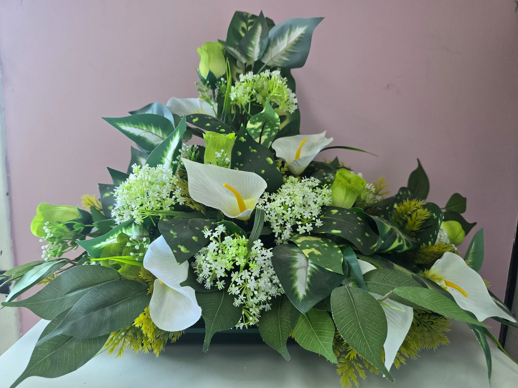 Composition de fleurs de soie blanches et vertes