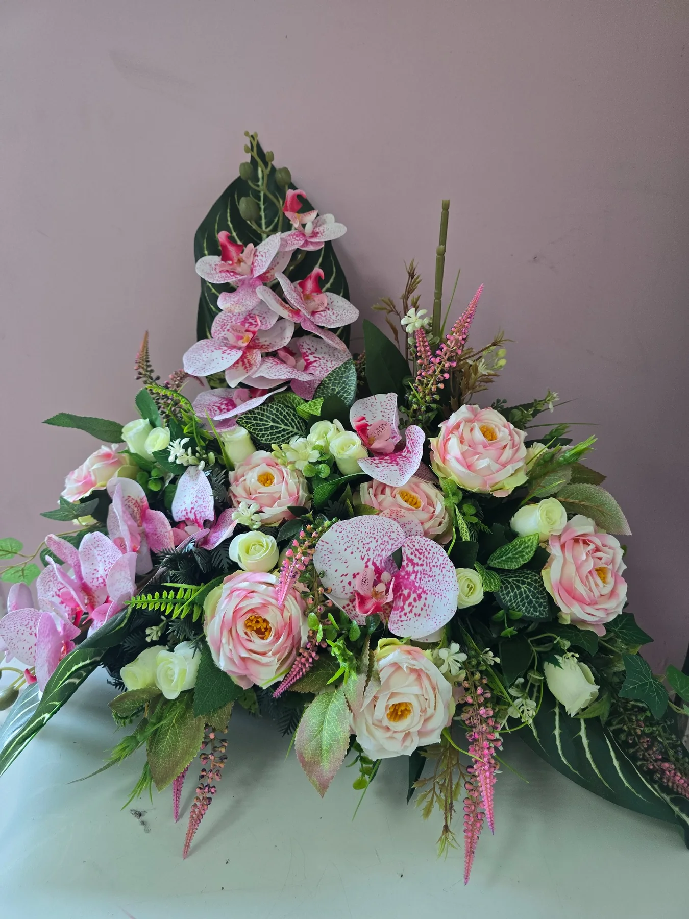 Composition de fleurs de soie avec orchidées roses